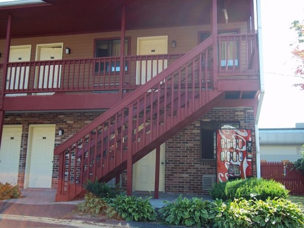 Naugatuck Motor Lodge Екстериор снимка